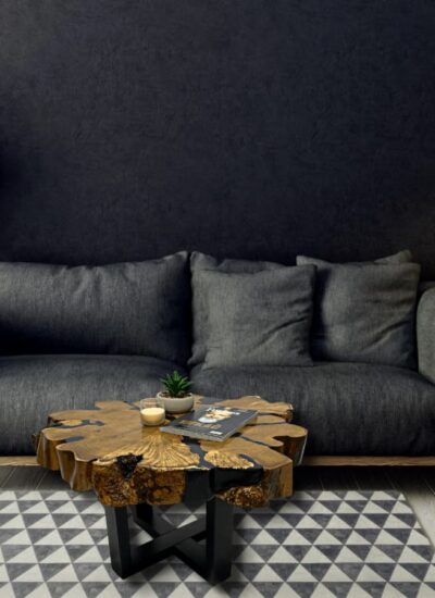 Konferenční epoxidový stůl v černé barvě v obývacím pokoji. Konferenční stolek z akátu doplněný o černou pryskyřici