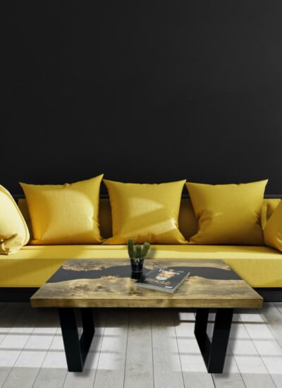 Konferenční stolek z krásného topolu očkového, který doplňuje černý epoxid připomínající řeku. V obývacím pokoji se žlutou sedačkou.