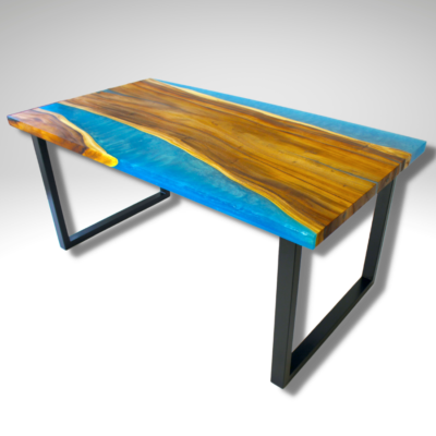 Jídelní stůl v nebesky modré barvě s epoxidovou pryskyřicí. Stůl je jako stvořený pro rodinná setkávání.
