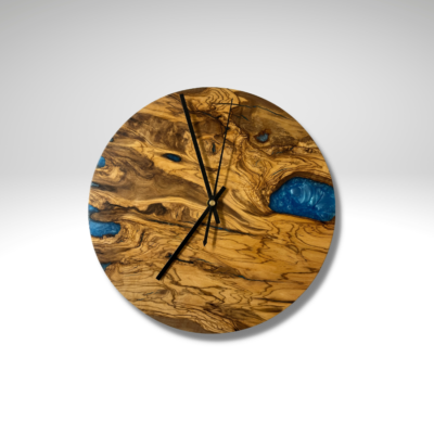 Modré epoxidové hodiny z olivového dřeva s černým hodinovým strojkem Quartz.