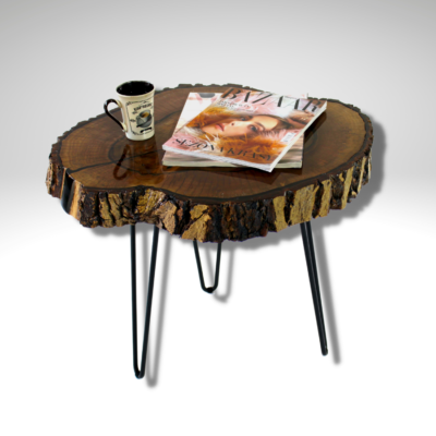 Malý kávový stolek v černé barvě ve vysokém lesku z ořechového dřeva s magazíny a kávou.